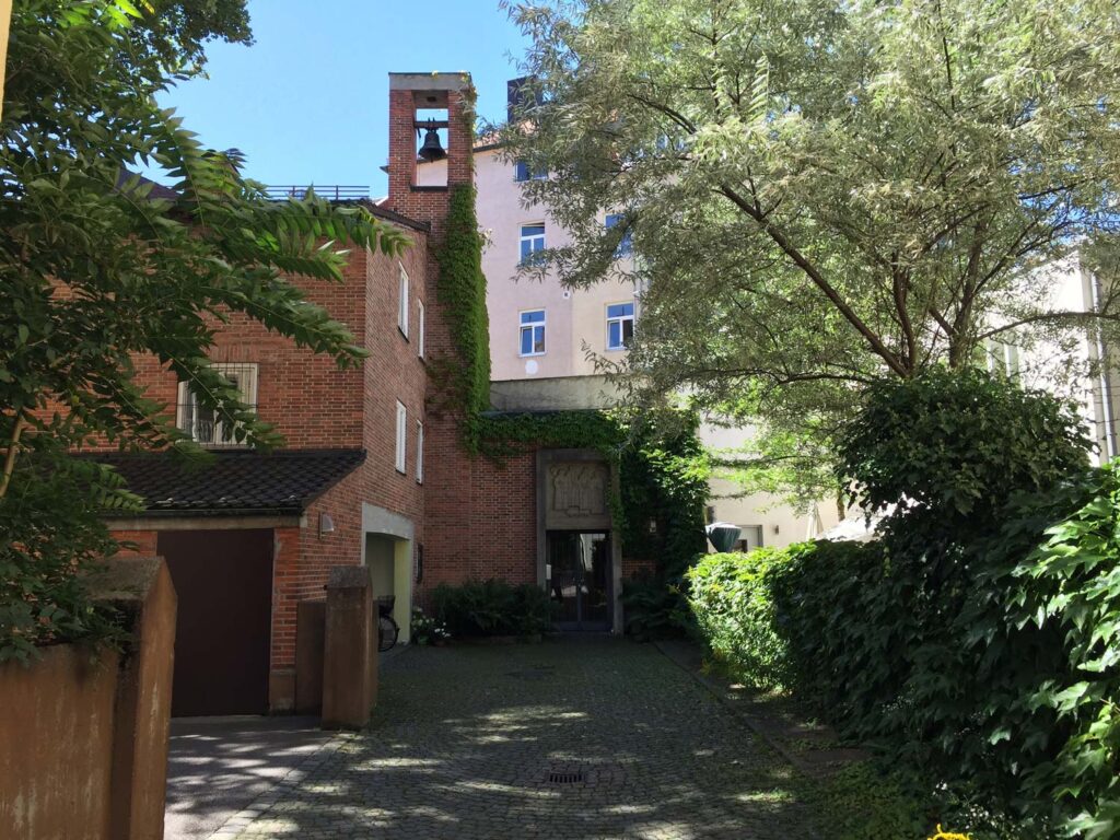 Eingang des Spirituellen Zentrums St. Martin